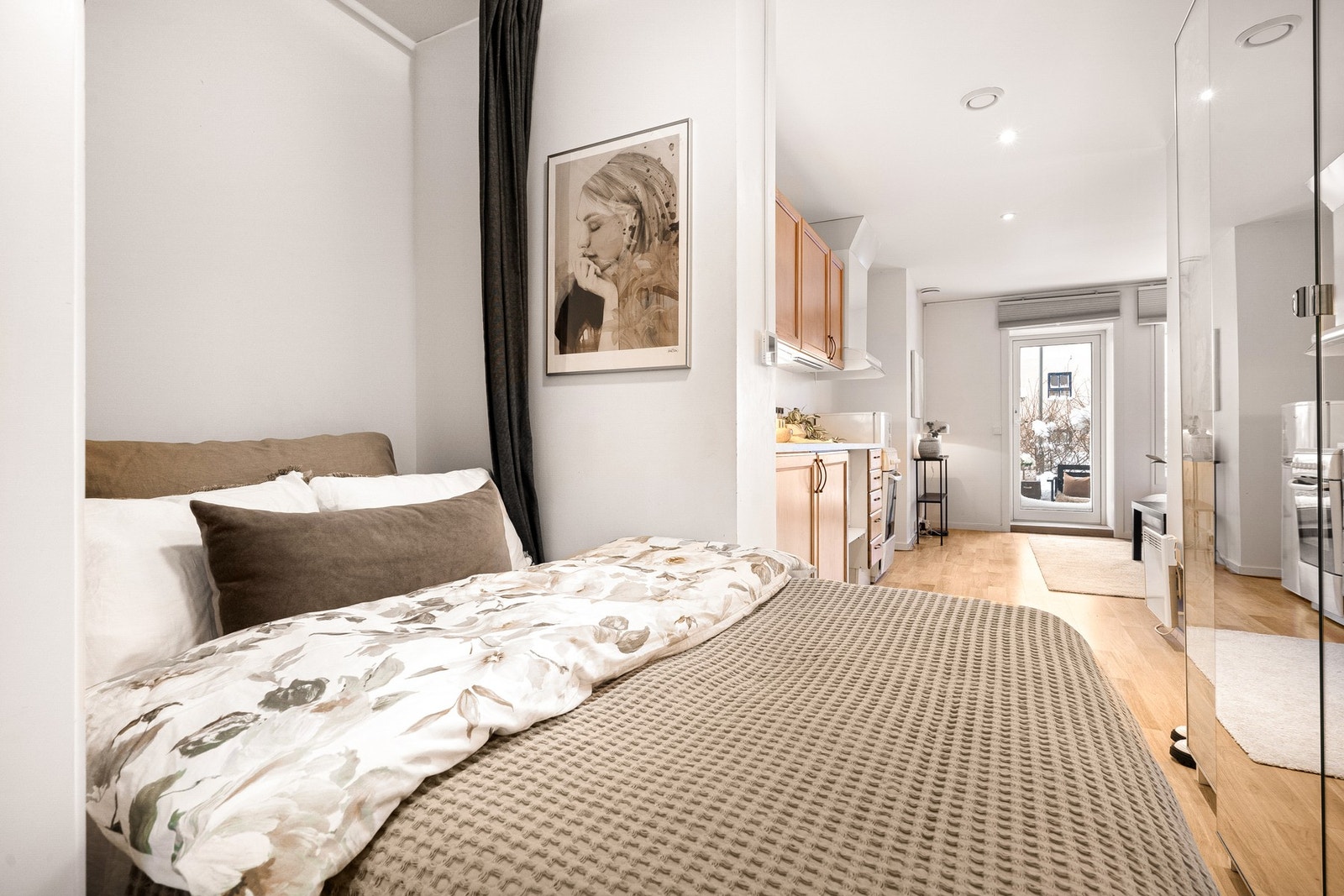 Her er det plass til å sette inn en stor seng. Sengen er laget på en fin måte der man kan slå den opp langs veggen. Galleribilde