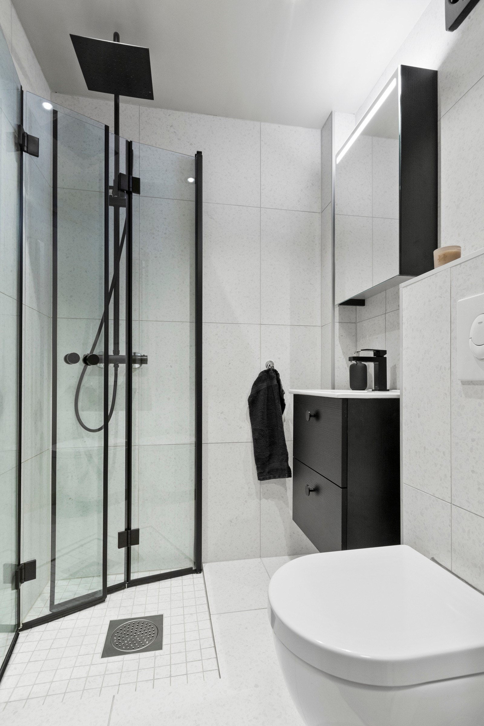 Badet ble pusset opp i 2022, og fremstår som delikat, moderne og arealeffektivt. Galleribilde