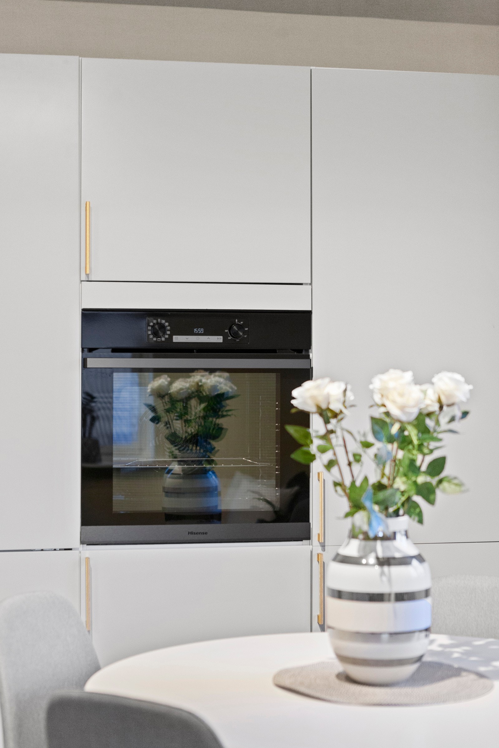 Kjøkkenet er utstyrt med integrerte hvitevarer som oppvaskmaskin, kjøl-/fryseskap, stekeovn og induksjonstopp, samt kullfilterventilator, benkestikk og benkebelysning. Galleribilde