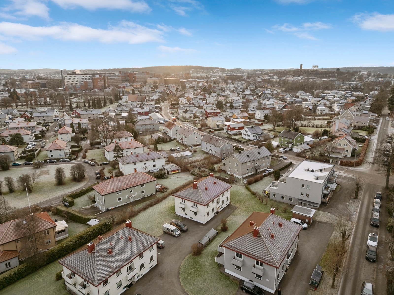 Området er tilbaketrukket og rolig, men har likevel gangavstand til skoler, infrastruktur, Slottsfjellet, jernbanestasjon, kjøpesenter og Brygga. Galleribilde
