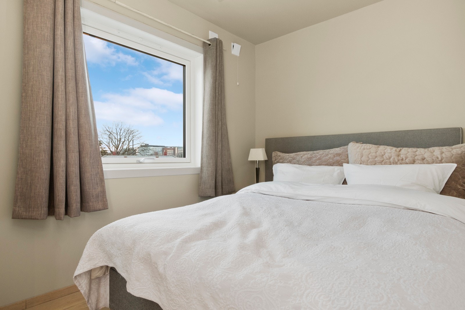 Leiligheten har et romslig og pent soverom med god plass til dobbeltseng og tilhørende møblement. Galleribilde