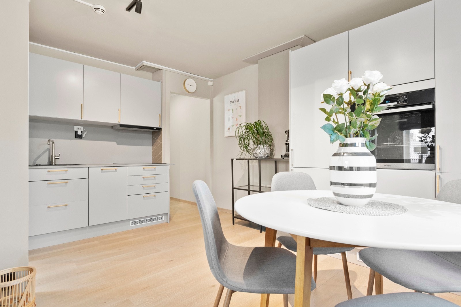 Kjøkkenet, som var nytt i 2022, har et moderne, stilfullt og funksjonelt design med særdeles god skapplass. Galleribilde