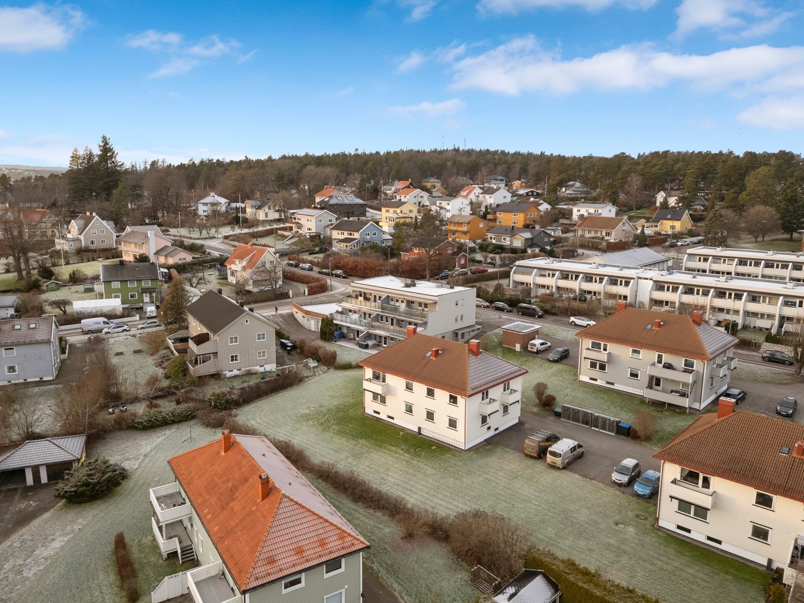 Det er et godt utvalg av dagligvareforretninger i området, blant annet Meny Heimdal, Kiwi og Rema 1000. Trenger du et større utvalg er det heller ikke langt til Farmandstredet kjøpesenter med over 100 butikker, eller øvrige handlegater i sentrum. Galleribilde