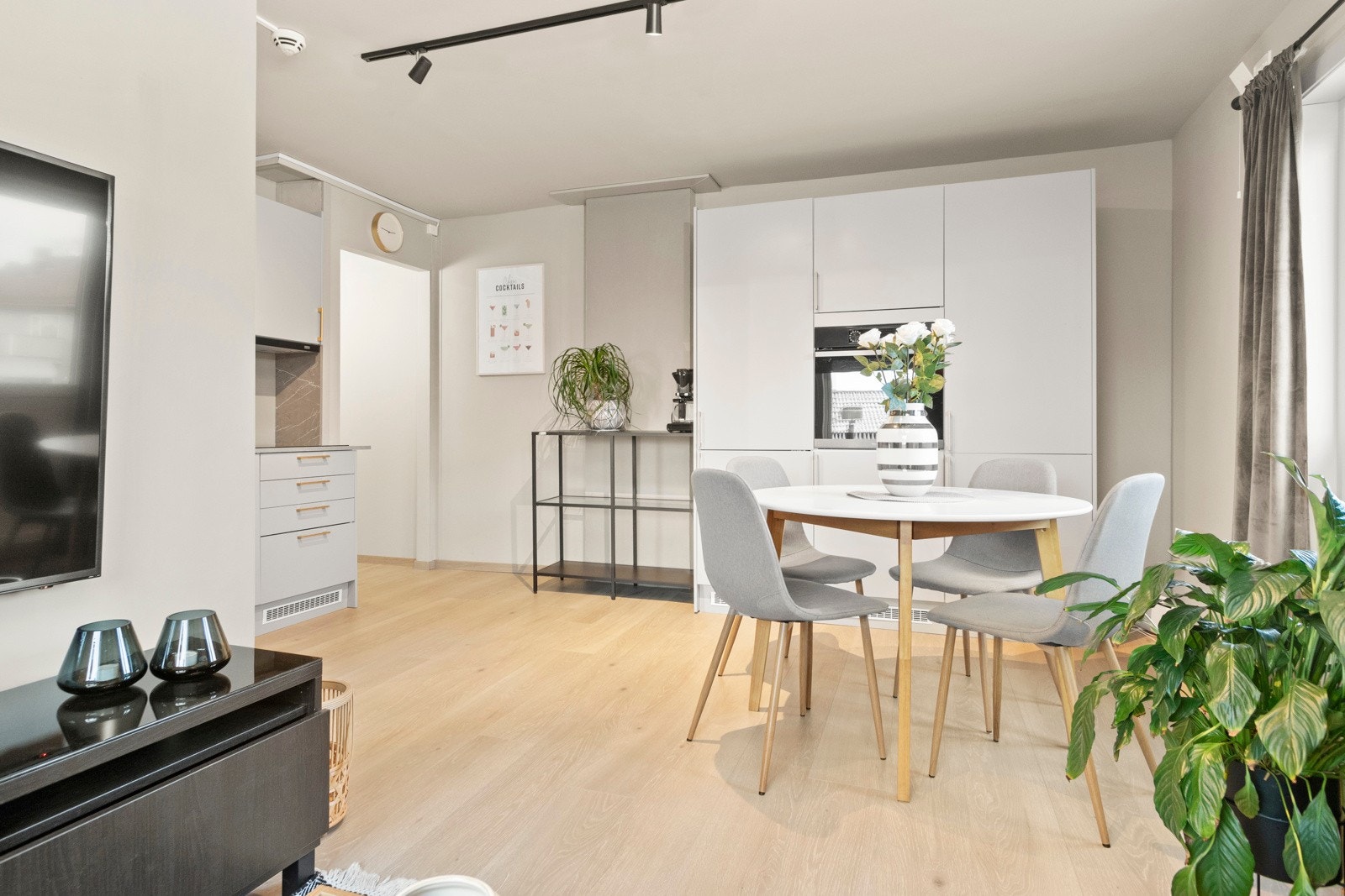 Rommet har lysmalte vegger mot lyst, tidsmessig laminatgulv. Galleribilde