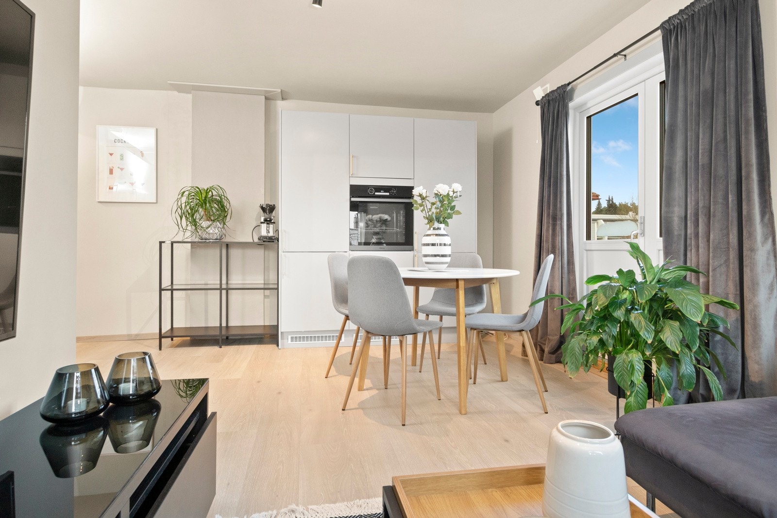 Stuen ligger i åpen løsning med kjøkkenet, og sammen danner de et romslig og innbydende allrom. Galleribilde