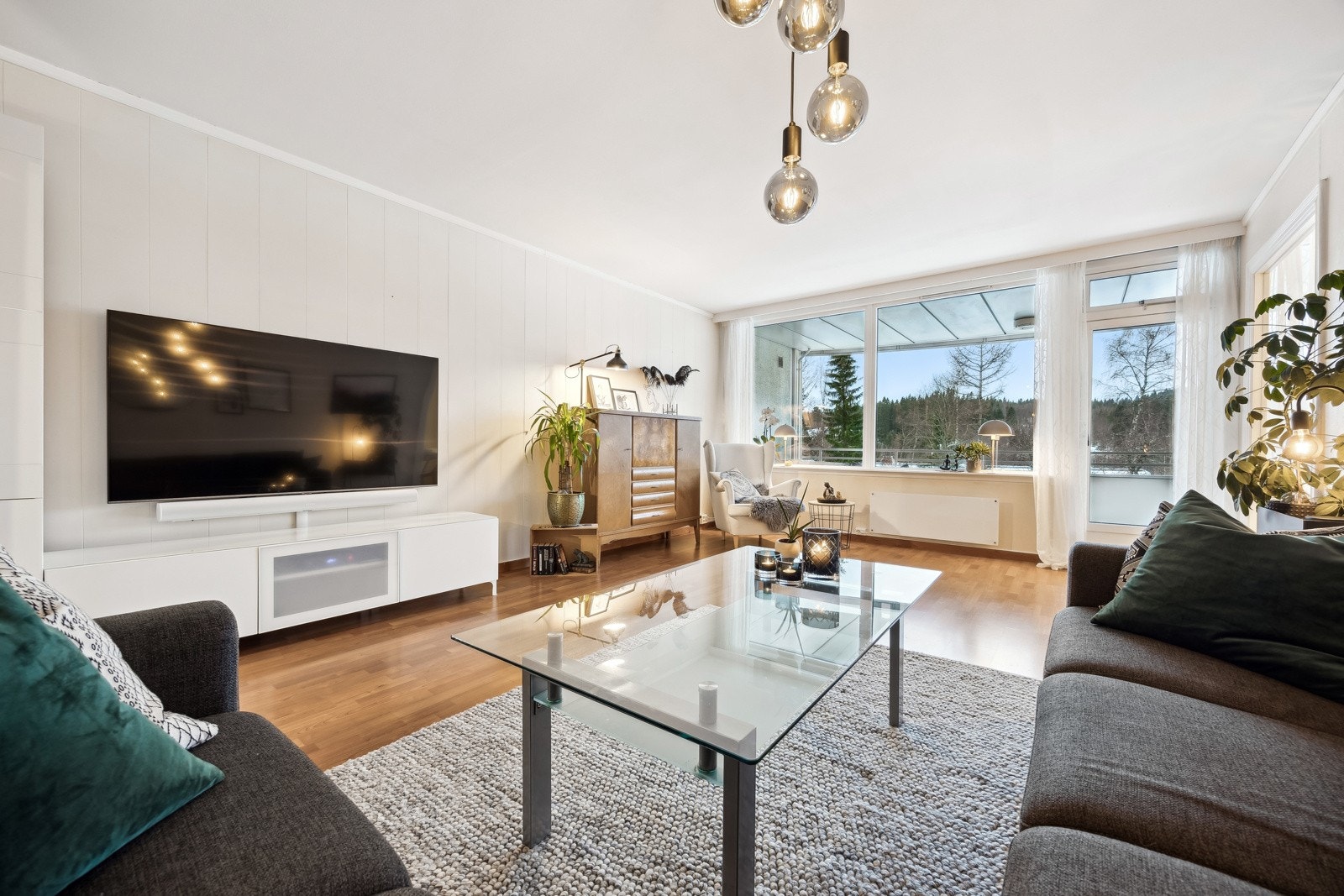 Det er rikelig med naturlig lysinnslipp fra de store vinduene. Galleribilde