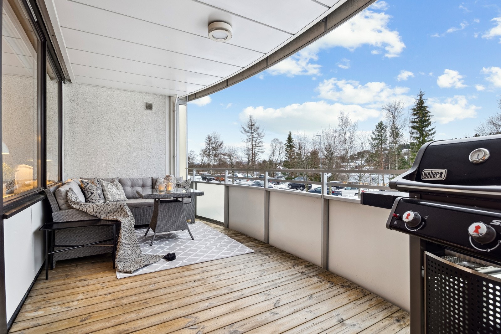 Den 14 kvm store balkongen har sol fra morgen til tidlig ettermiddag, noe som gir gode muligheter for å nyte dagslyset. Galleribilde