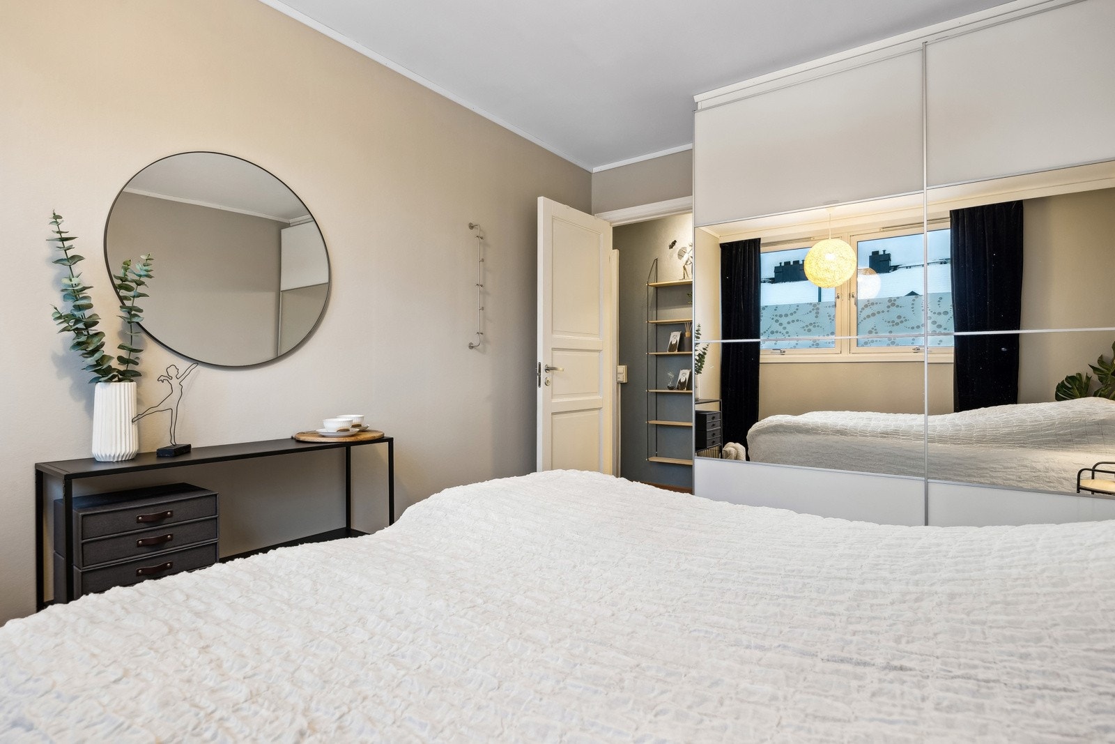 Begge soverommene er oppusset i 2021. Galleribilde