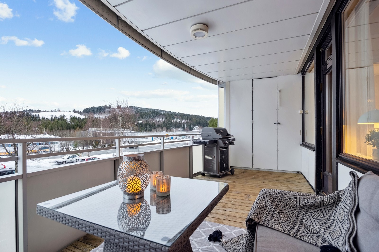 Balkongen har en bod for oppbevaring av sesongbasert interiør. Galleribilde