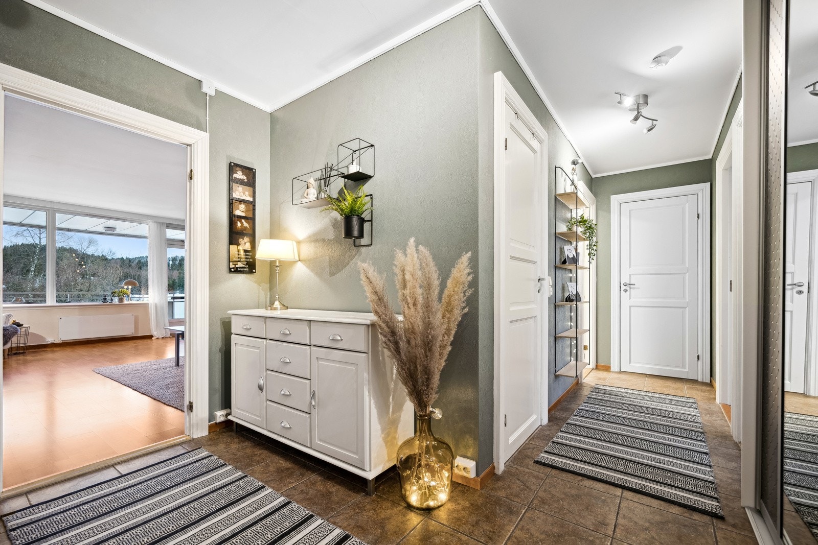 Entréen ble oppusset i 2020, med etablering av nye, praktiske hylleløsninger både her og i alle tilhørende boder. Galleribilde