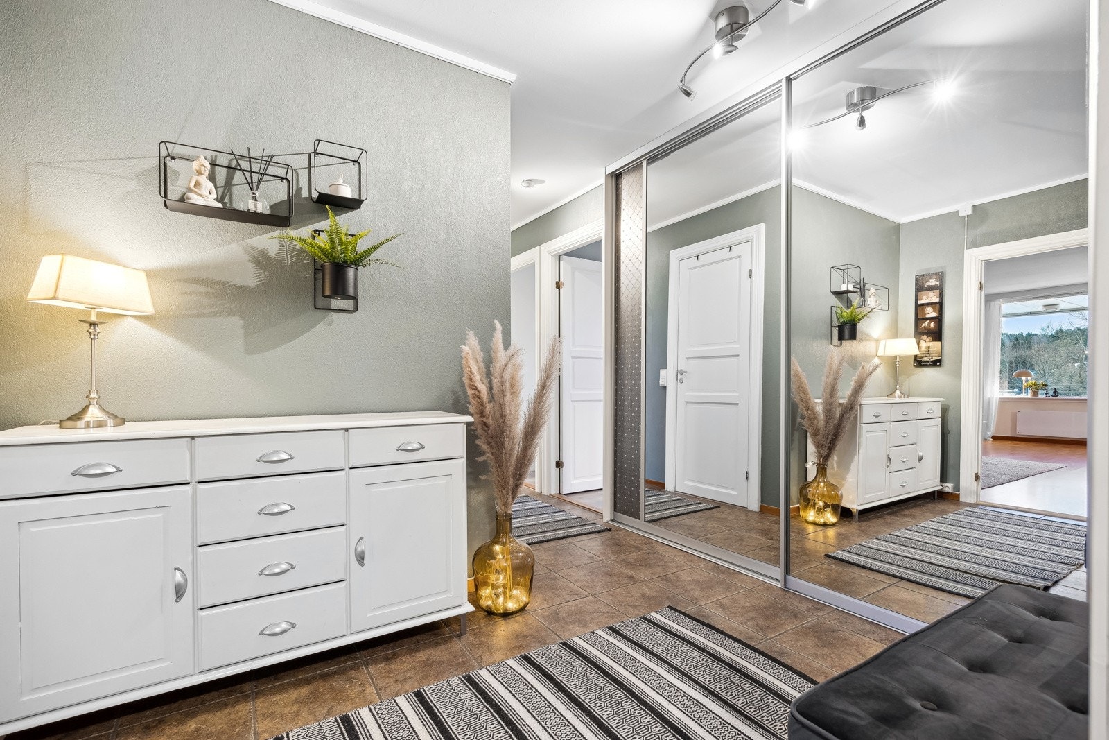 Entreen oppleves som innbydende, og har gode lagringsmuligheter i skyvedørsgarderobene. Galleribilde