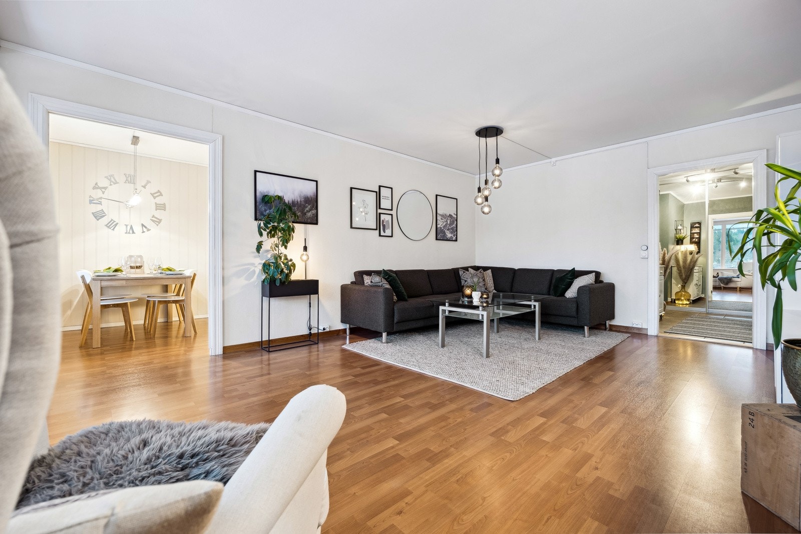 Stuen er på hele 31 kvm, og er fradelt kjøkkenet. Galleribilde