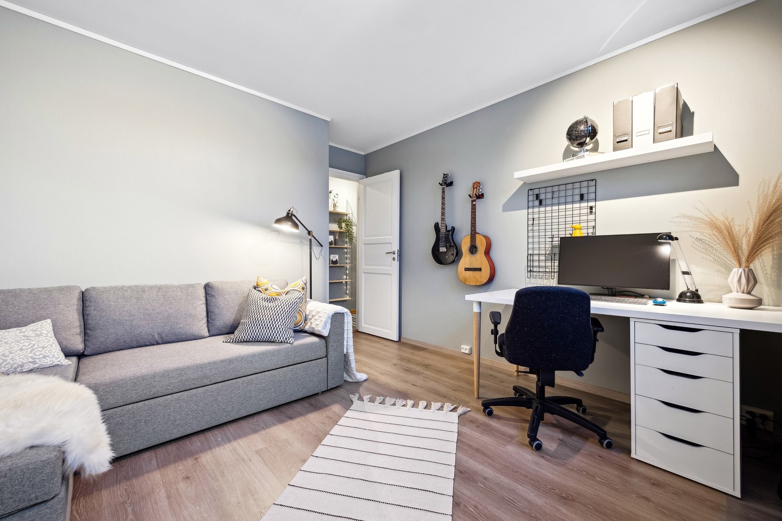 Leiligheten disponerer to romslige soverom, hvor det ene enkelt kan deles opp for å etablere et tredje soverom. Galleribilde