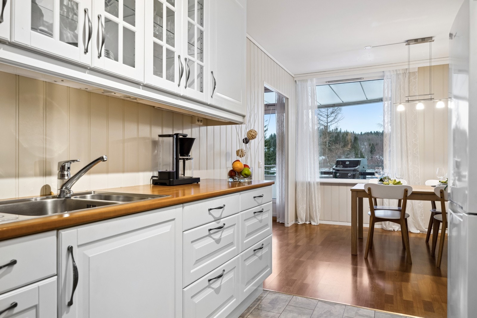 Kjøkkenet har forøvrig godt med benke - og skapplass. Galleribilde