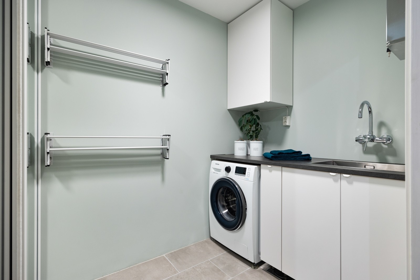 Vaskerommet ble totalrenovert i 2024 og oppgradert med ny varmtvannsbereder, flislagt gulv og moderne skapløsninger. Galleribilde
