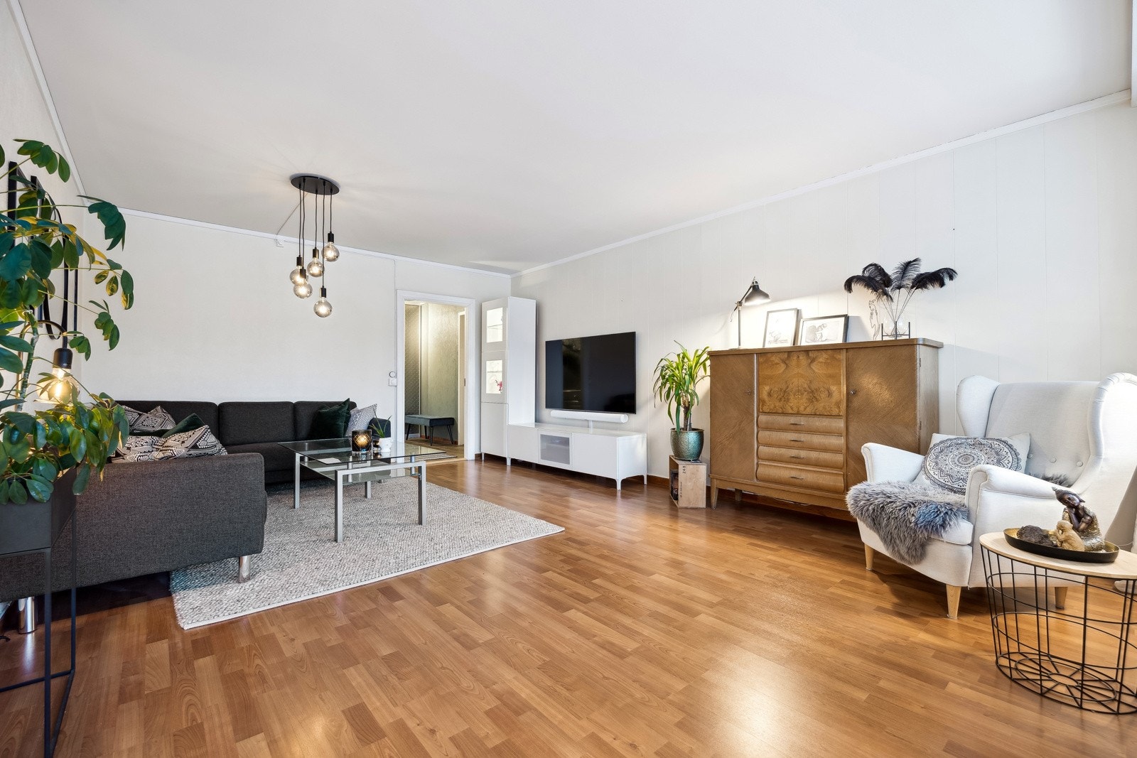 Både kabel-tv og internett er inkludert i fellesutgiftene. Galleribilde