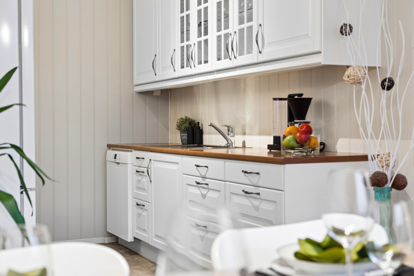 Moderne integrerte hvitevarer som platetopp og stekeovn gir kjøkkenet en sømløs finish. Galleribilde