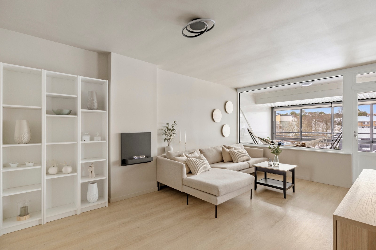 Velkommen til Leif Dietrichsons gate 16A - en delikat og gjennomgående 4-roms andelsleilighet med moderne fargevalg og god planløsning Galleribilde