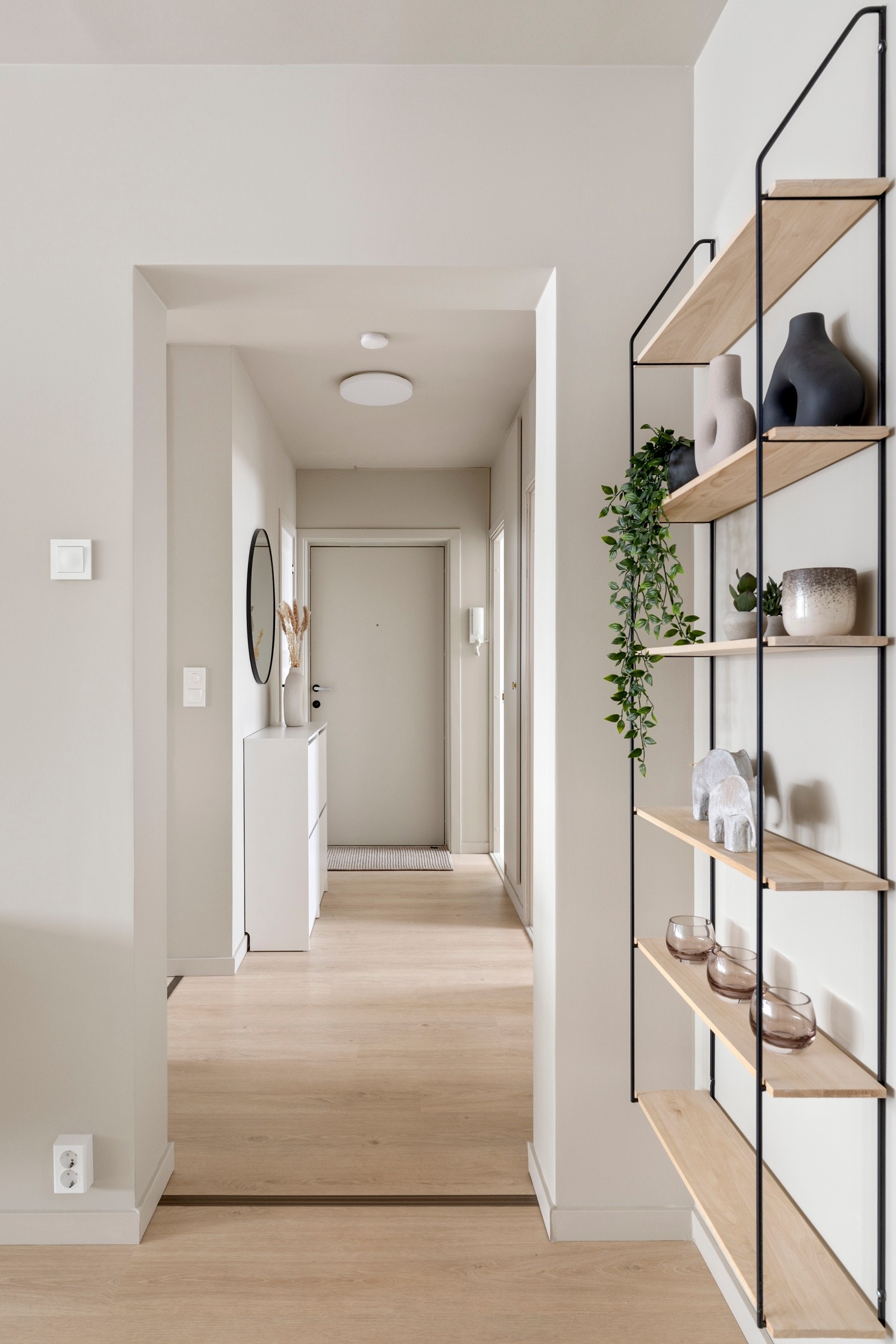 I gangen passer det fint å innrede med knagger og skohyller, og ved inngangsdøren er en porttelefon montert Galleribilde