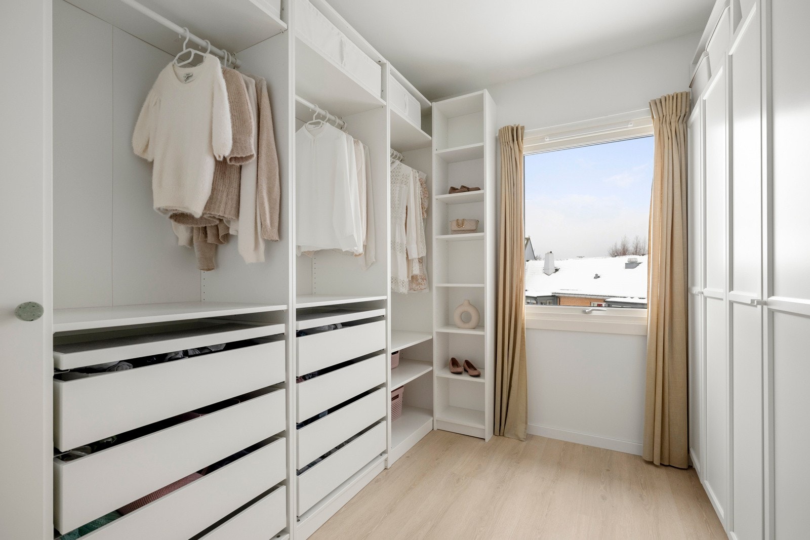 Soverom III benyttes i dag som walk-in closet Galleribilde