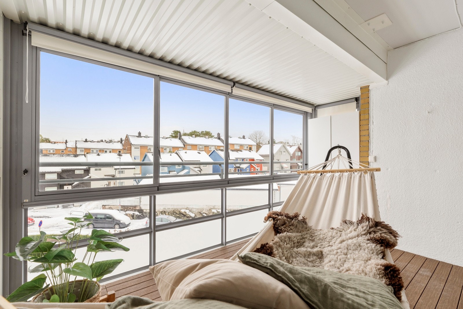 Vinduene kan skyves til side slik at sommeren slipper helt inn, og balkongen innbyr til både stille stunder og lange, sosiale kvelder Galleribilde