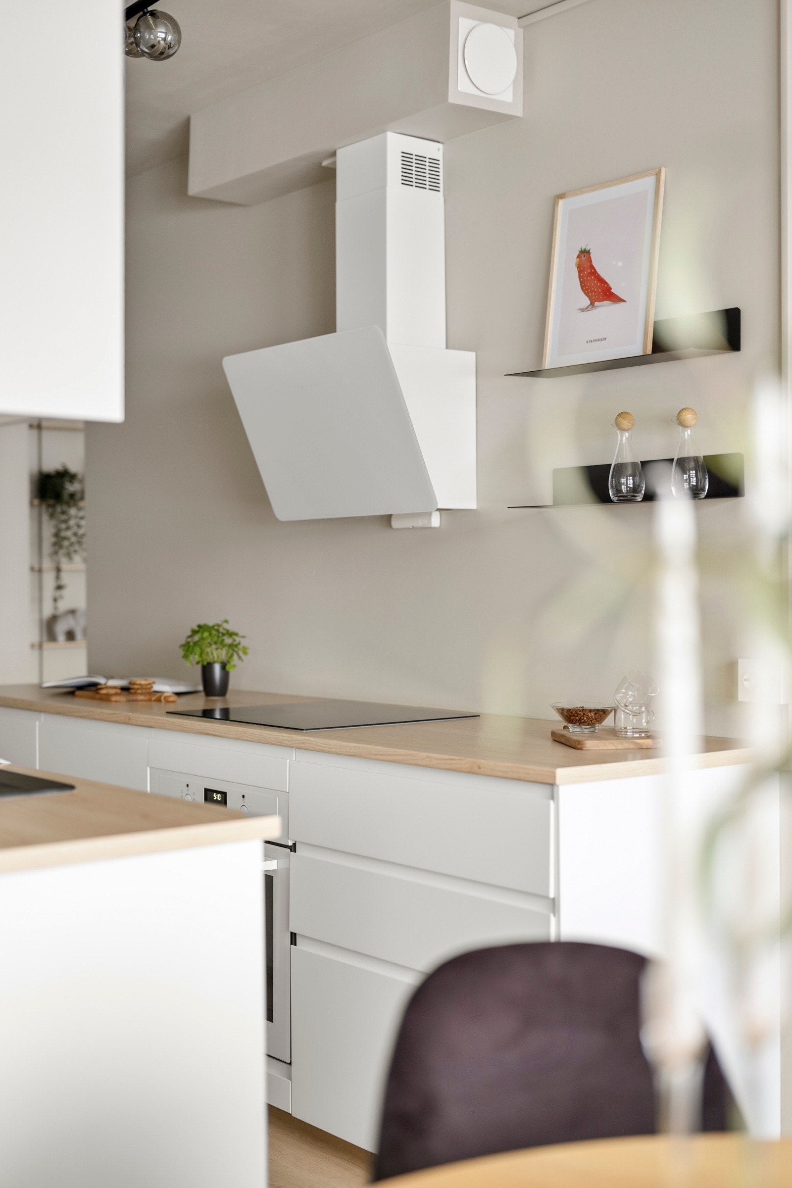 For et luftigere uttrykk er overskap droppet til fordel for åpne flater og hyller, men det er likevel godt med både skap- og skuffeplass på kjøkkenet Galleribilde