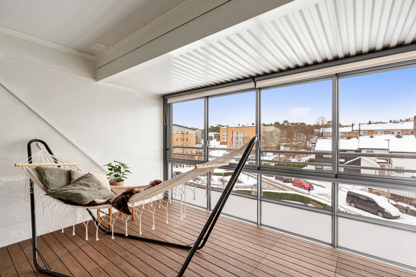 Fra stuen er det utgang til en innglasset balkong på ca. 11 kvm; et lunt og skjermet uterom med fine solforhold Galleribilde