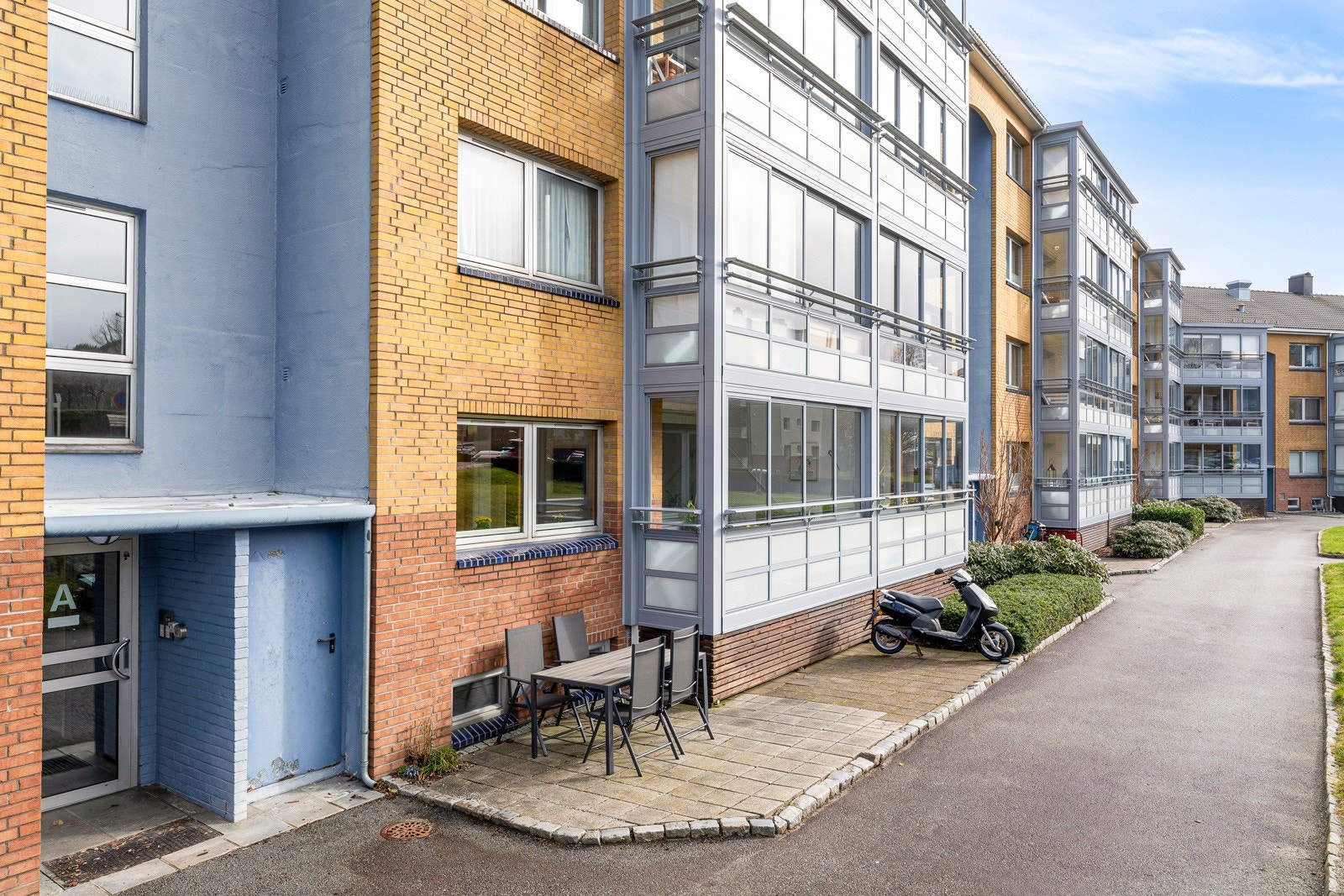Leiligheten ligger i en serie av lavblokker, der fellesområdet er opparbeidet med grøntarealer, hekker, sittegrupper og asfalterte internveier Galleribilde