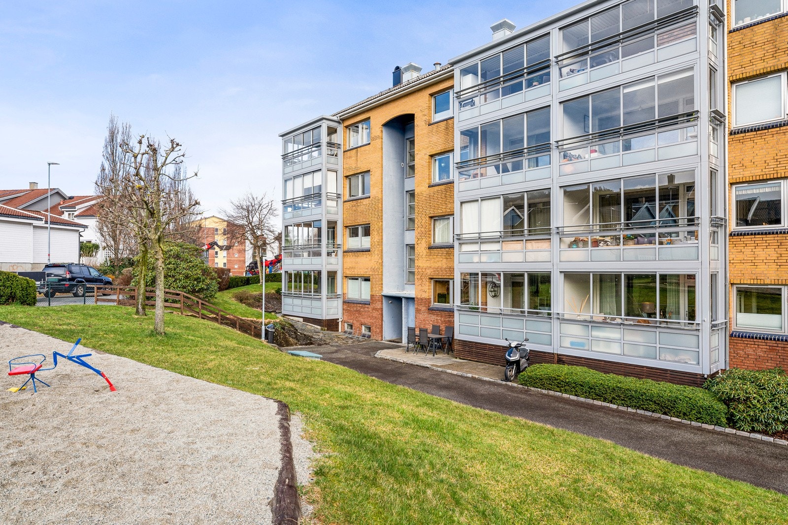 Leiligheten ligger i et område med nærhet til det meste, men særlig er nærheten til turområdene, dagligvarebutikker og den enkle adkomsten til E39 Galleribilde