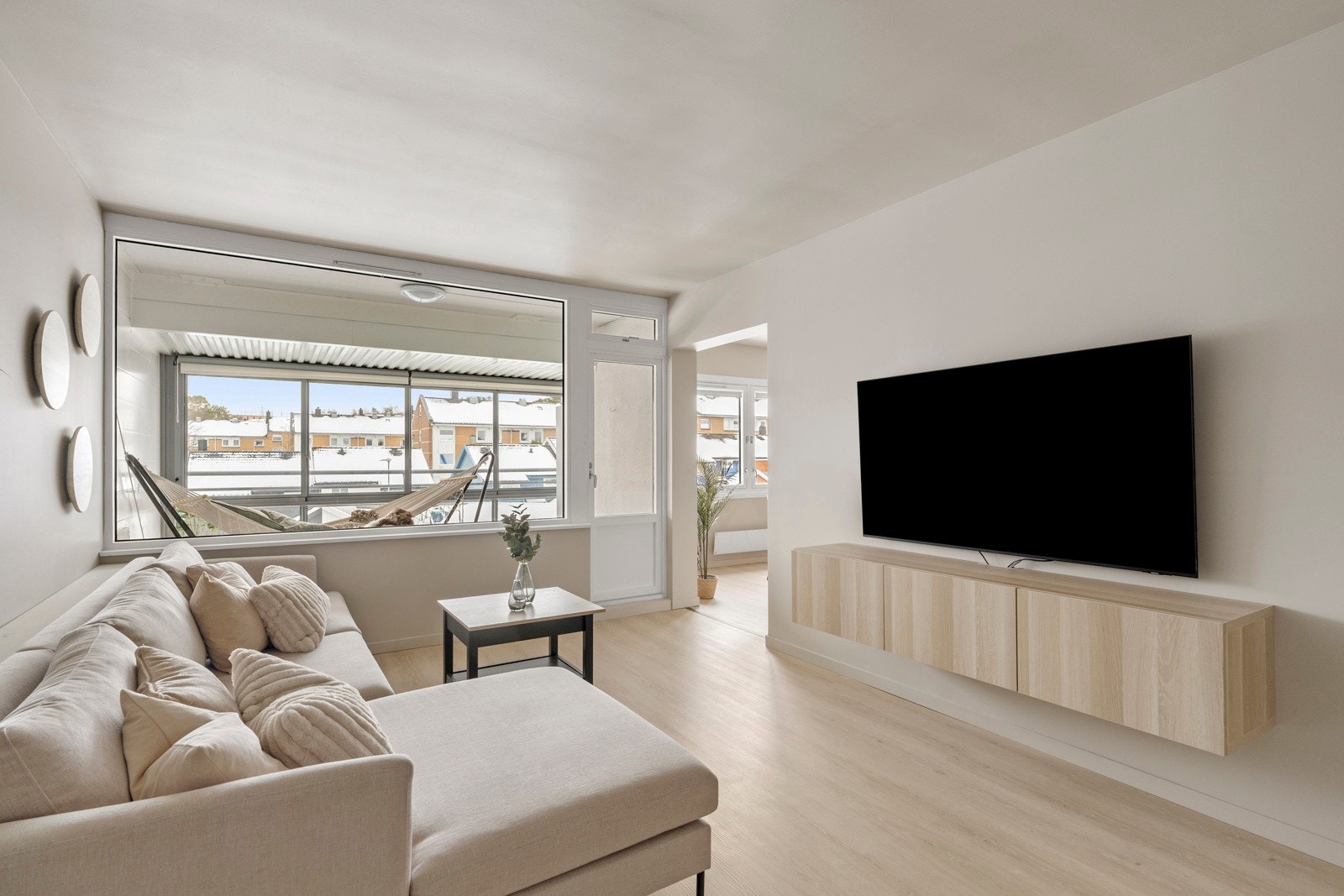 Fra stuen er det utgang til innglasset balkong på ca. 11 kvm Galleribilde