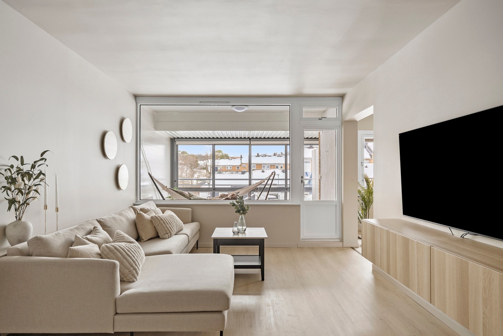 Deler av leiligheten pusset opp i 2021/22, og arbeidet inkluderte nytt kjøkken, nye vegger og 1-stavs korkvinyl på gulvene Galleribilde