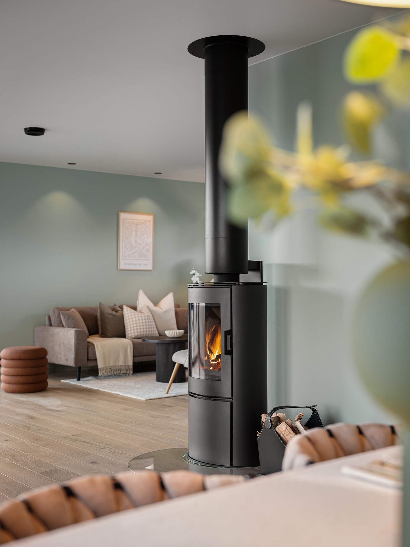 Vedovnen har en fin plassering i rommet og varmer godt når kuldegradene melder seg Galleribilde