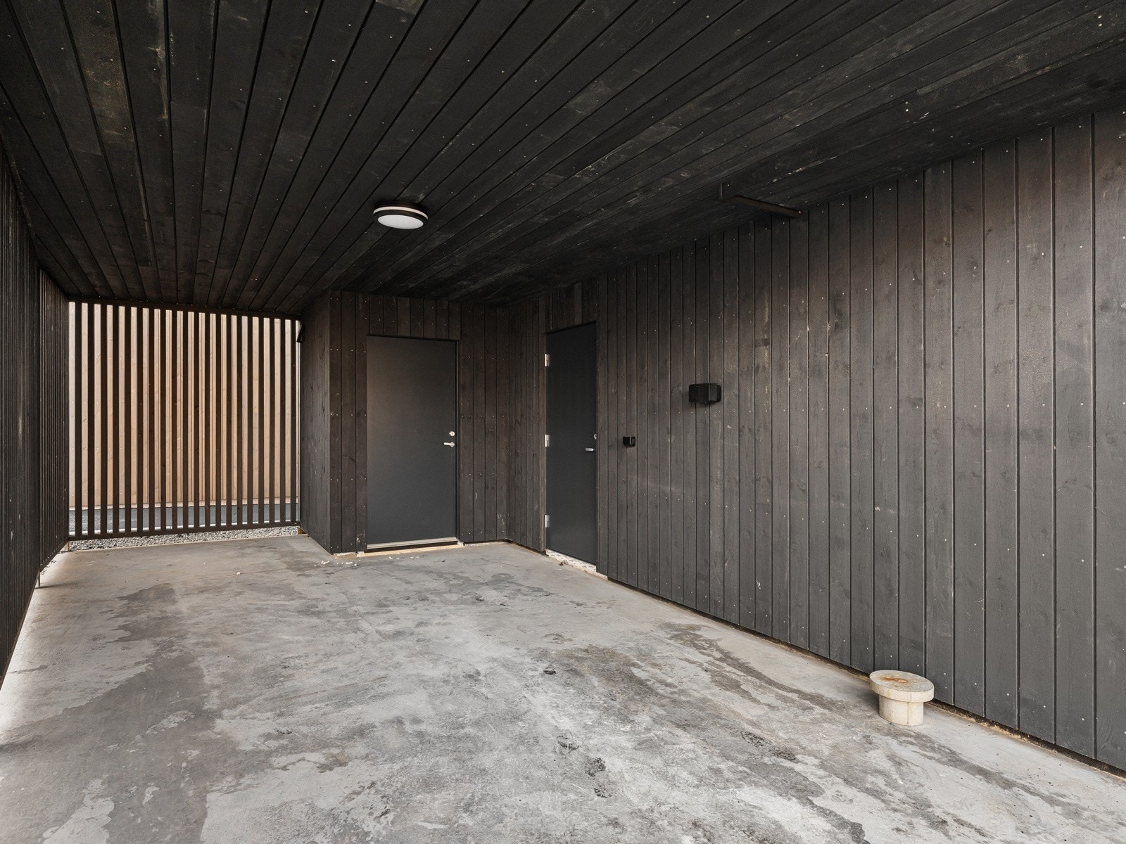 Carport med el-billader og sportsbod i bakkant Galleribilde