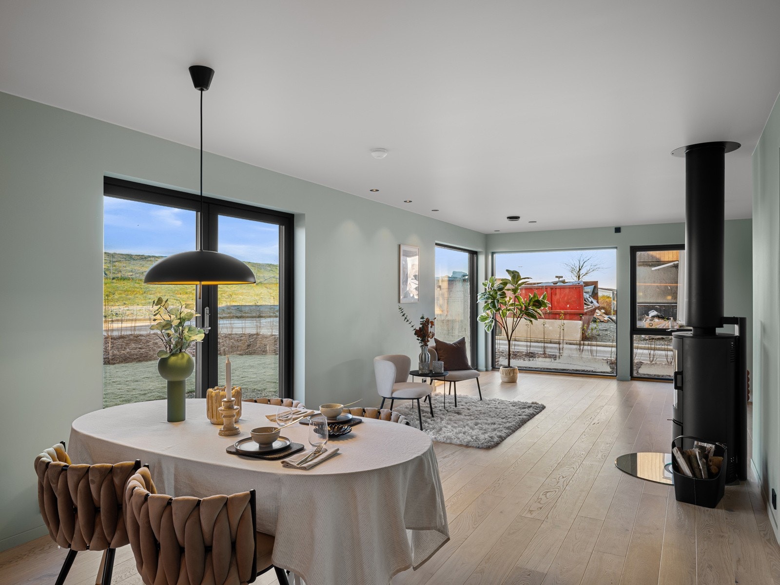 Lys og åpen stue med store vindusflater som gir en hærlig atmosfære i rommet Galleribilde