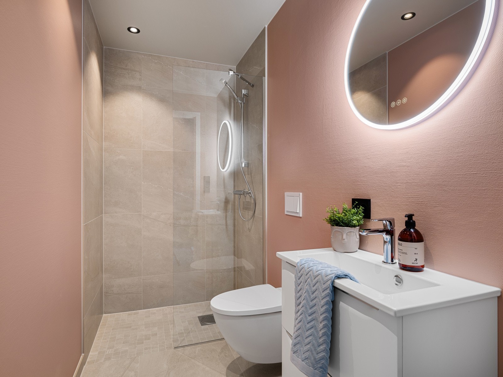 Pent baderom med fliser på gulv og i dusjsone Galleribilde