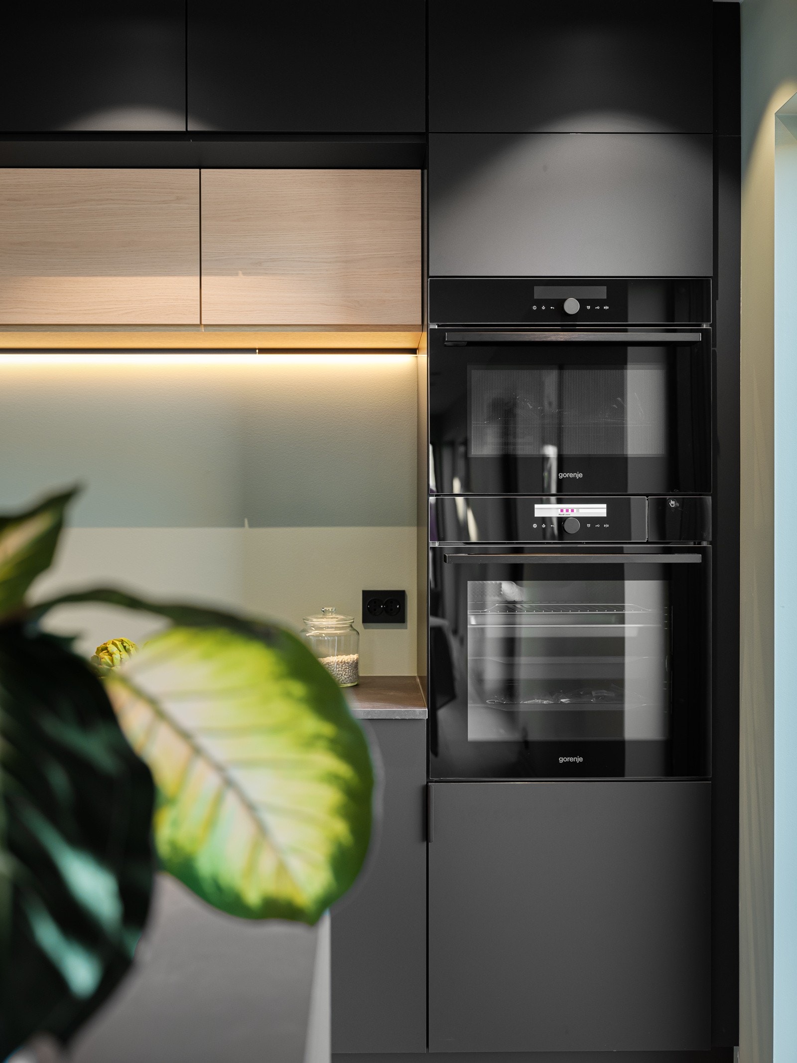 Kjøkkenet har god skap- og benkeplass, samt integrerte hvitevarer Galleribilde