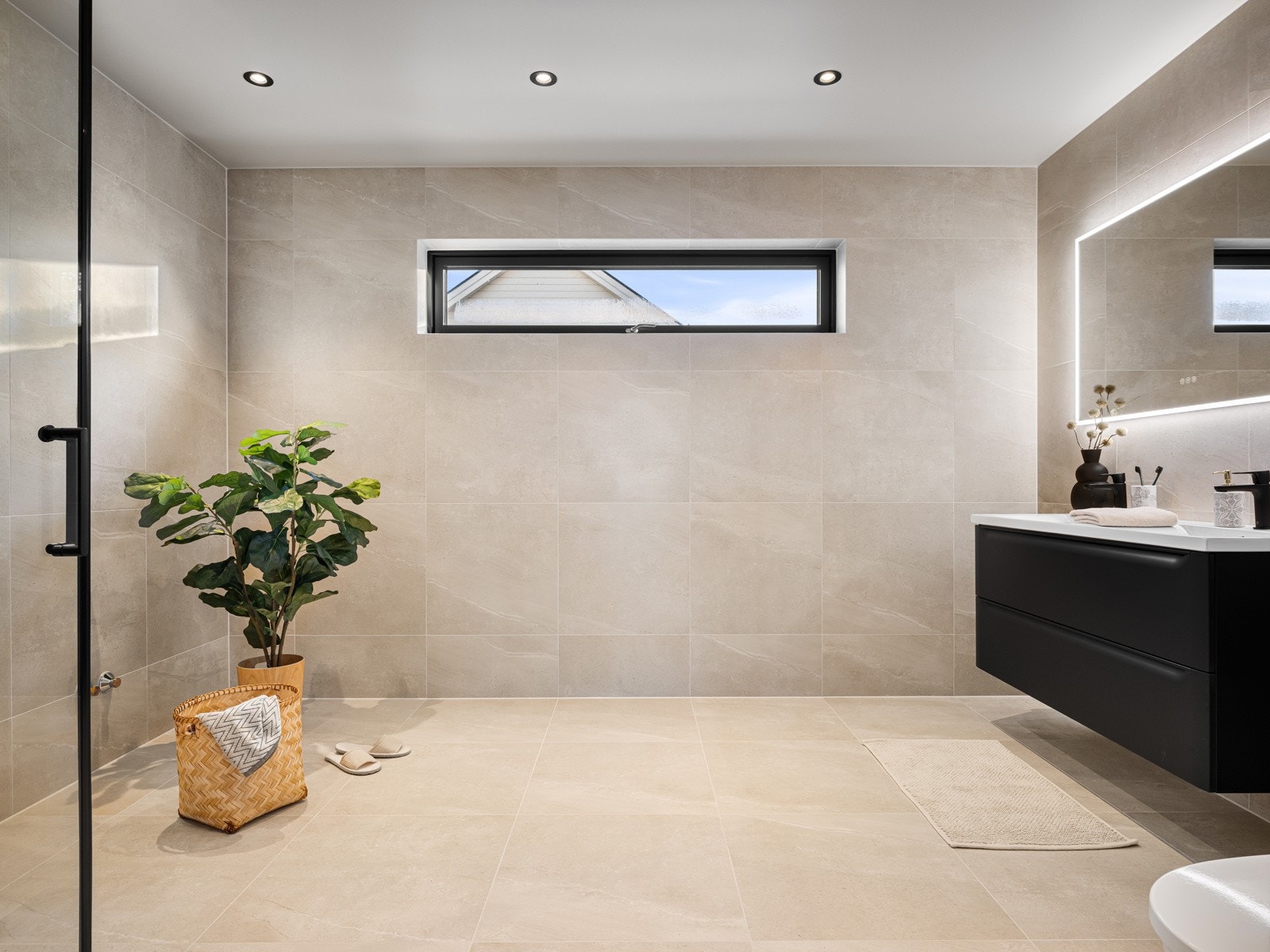 Lekkert fliselagt bad med varme i gulvet Galleribilde