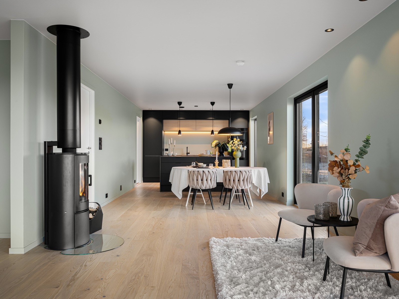 Kjøkken og stue henger sammen i en fin og åpen løsning. Galleribilde