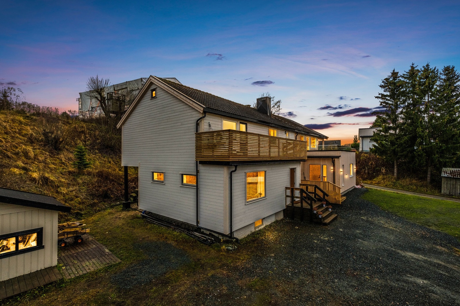 Romslig halvpart beliggende i et rolig og familievennlig boområde på populære Nidarvoll. Galleribilde