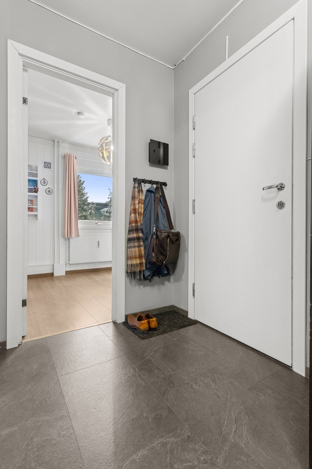 Leiligheten disponerer to boder i byggets kjelleretasje. Galleribilde