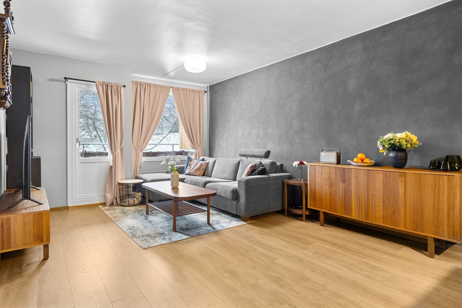Stuen er lys og luftig med god plass til sofa og spisestuemøbler. Galleribilde