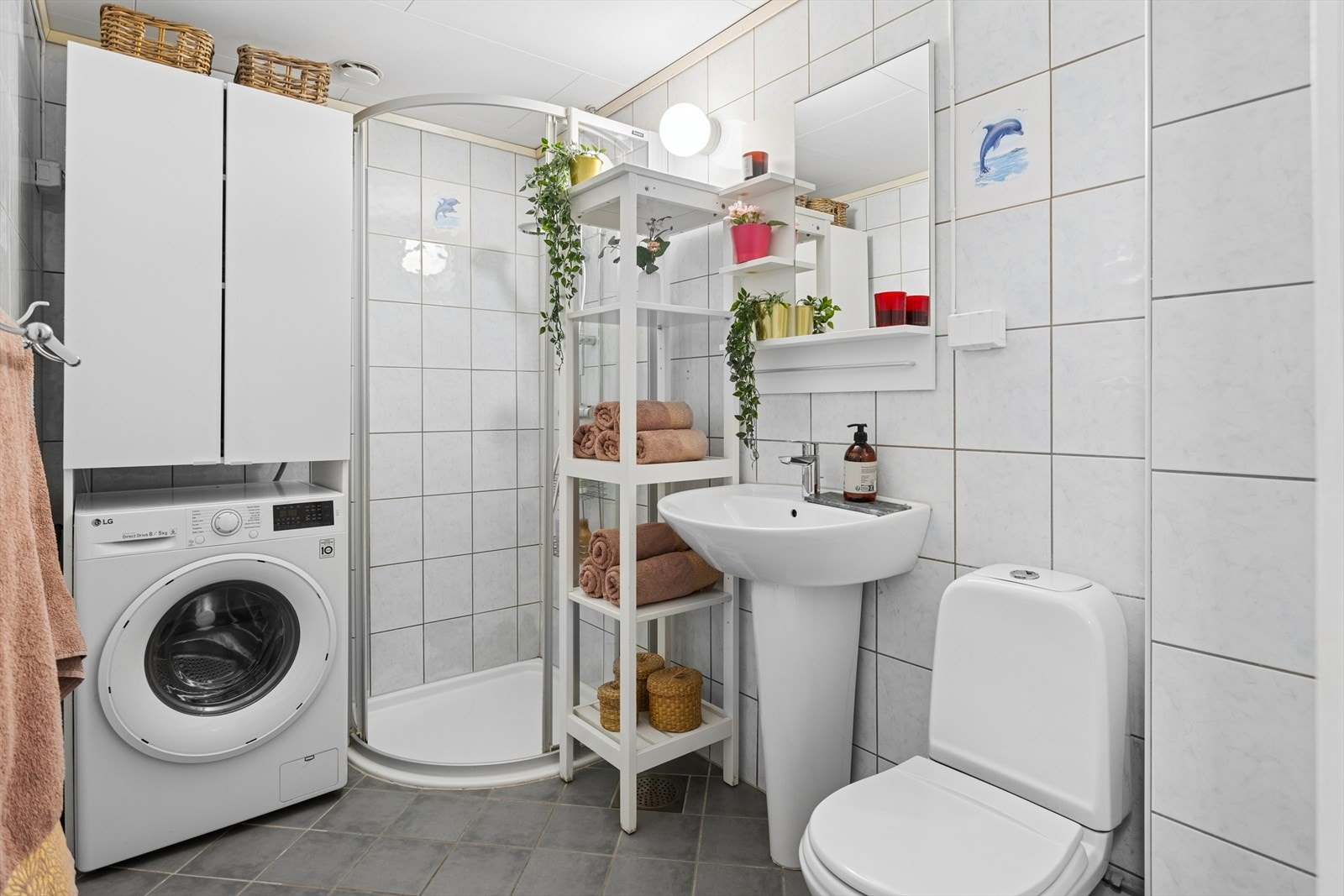 Helfliset baderom med opplegg for vaskemaskin. Galleribilde