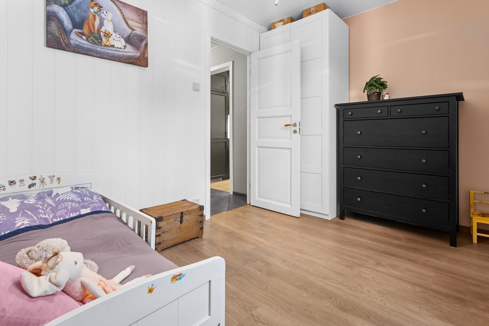 Soverom 2. God plass til seng, garderobe, kommode og annet ønskelig. Galleribilde