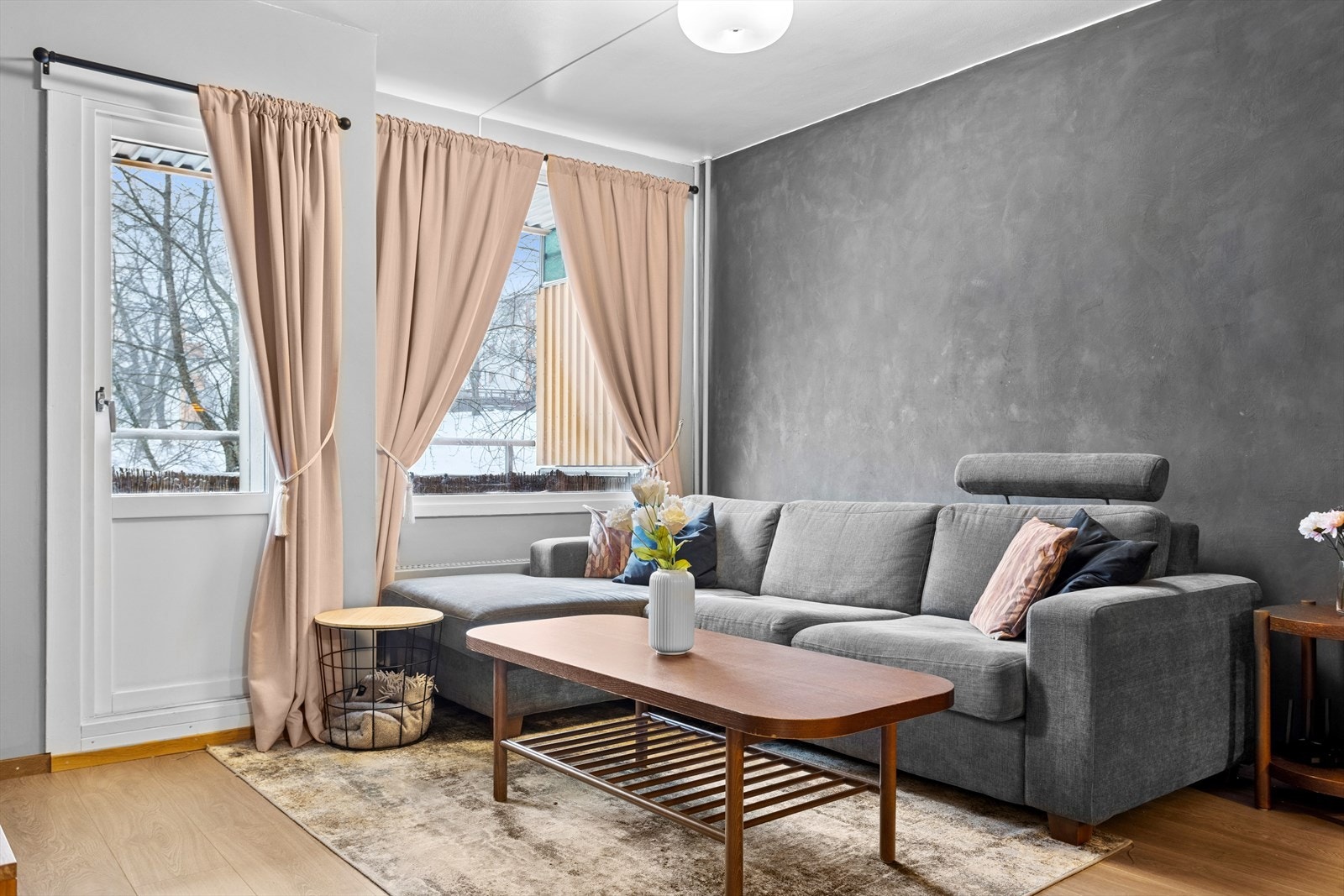 Fra stuen er det utgang til en koselig balkong. Galleribilde