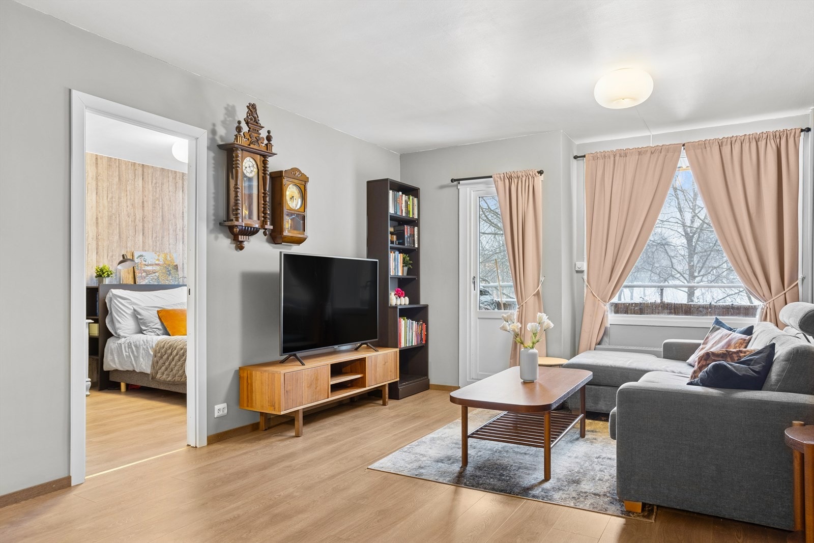 Lys og trivelig 3-roms andelsleilighet med kort vei til både bussholdeplass og T-bane. Galleribilde