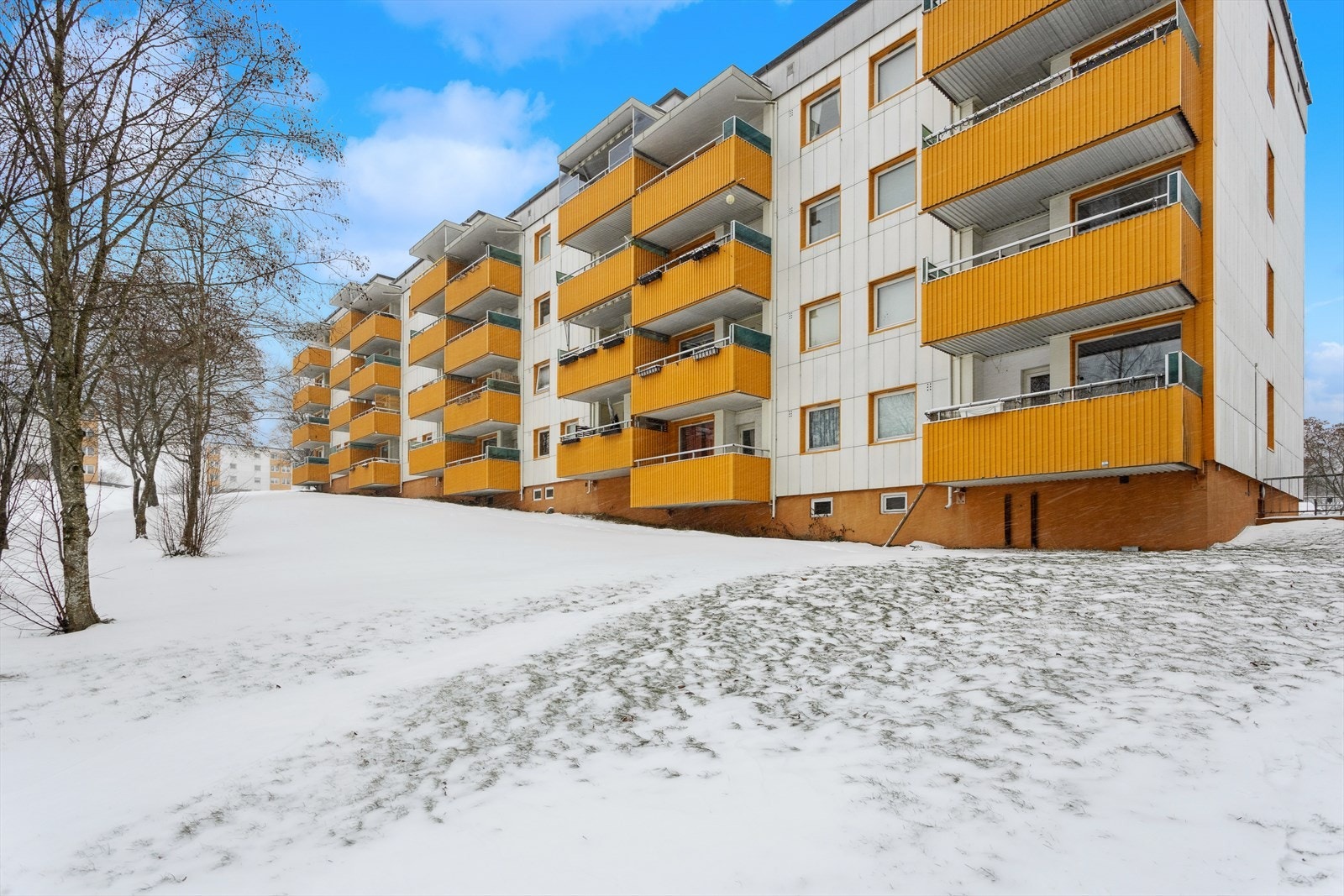 Leiligheten ligger i et attraktivt område på Kalbakken, med nærhet til offentlig kommunikasjon, barnehager og skoler i alle trinn. Galleribilde
