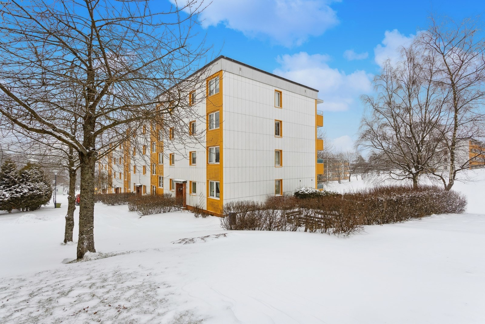 Fra eiendommen er det kort vei til idrettsanlegg, treningssenter og flotte turområder i marka. Galleribilde