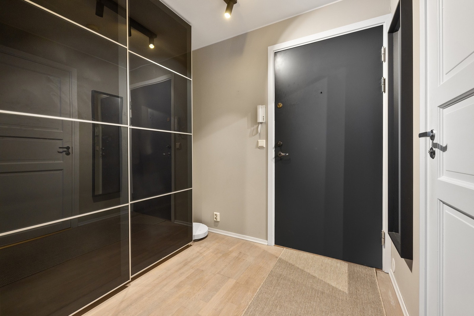 Flott laminatgulv som gir et moderne og stilrent preg, mens veggene er malt i en delikat og tidsriktig fargetone som skaper en lun atmosfære. Galleribilde