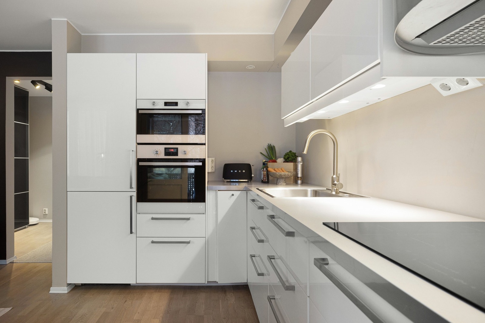 Hvitevarene inkluderer integrert komfyr, mikrobølgeovn, induksjonstopp, oppvaskmaskin, samt et kombiskap. Galleribilde