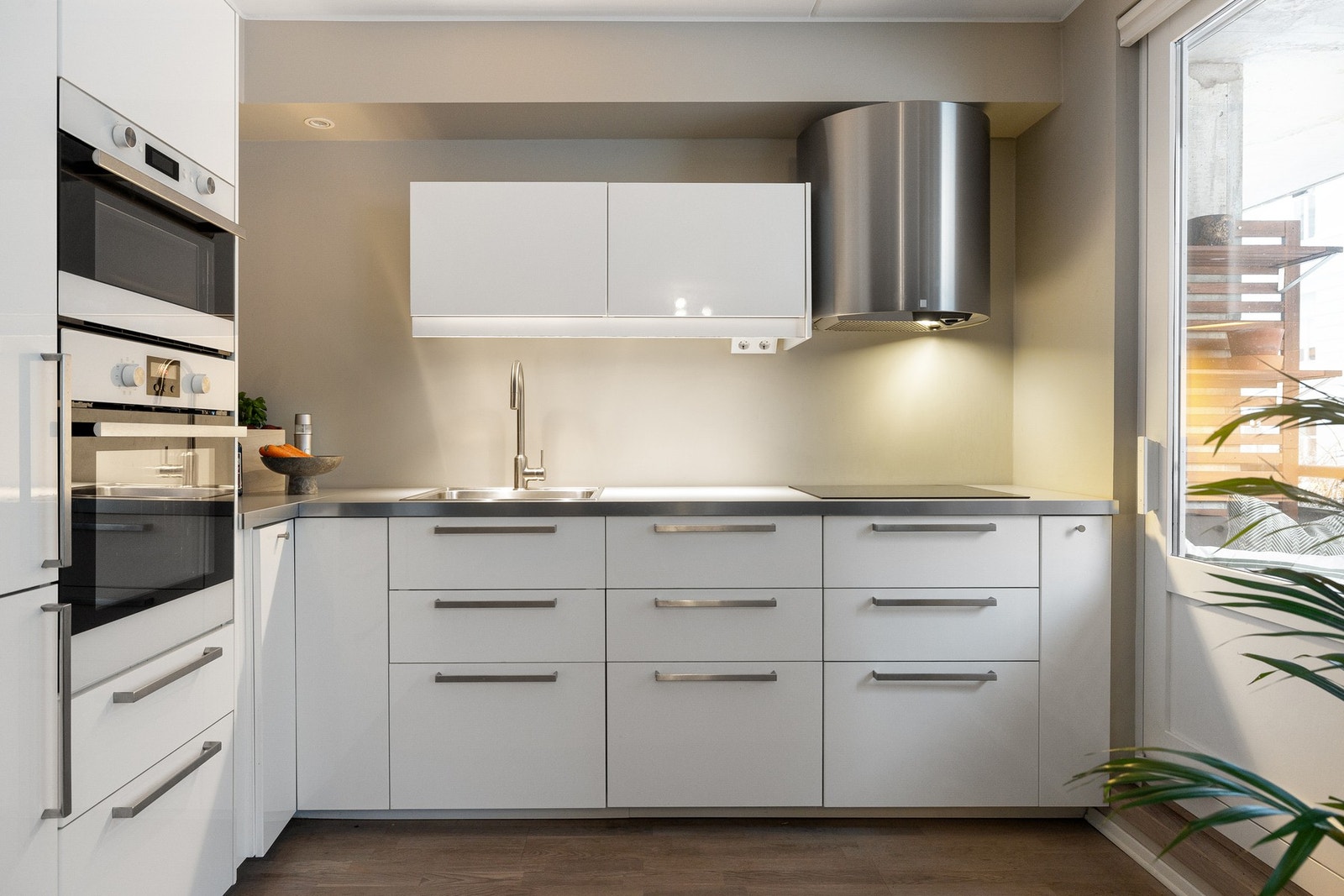 Kjøkkenet fremstår som moderne og har godt med skap- og benkeplass. Galleribilde